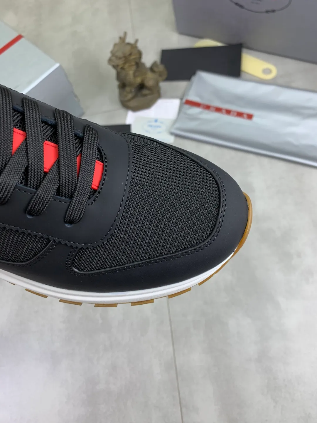 Men's shoes 💰P560💰[New model] The top version is available on the official website, 🆘 The trendy brand (Prada) mainly promotes the popular model, avant-garde and versatile fashionable men's shoes, private version mold opening, cowhide surface splicing 1:1.. Stylish and simple, original imported cowhide lining cowhide feet; the atmosphere and personality are more fashionable, eye-catching and pursuing class. It will subvert the old idea and be a must-have for fashionistas with you! Must keep it for yourself! Tall and comfortable, large and low, high-end quality workmanship. The new high-end outsole on the official website. Size: 38-45. Available in 3️⃣ colors.